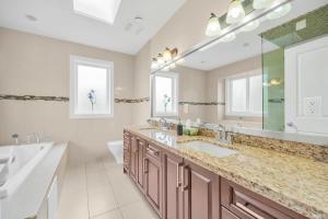 Tranquil Oakridge Mall Area Ensuite Stay - near Skytrain Station