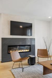 Trendy Townhouse Rooftop Hot Tub & Fireplace