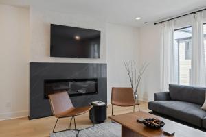 Trendy Townhouse Rooftop Hot Tub & Fireplace