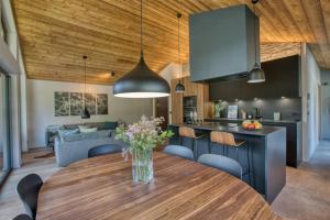 Nordic Chalet With Hot Tub In Chamonix