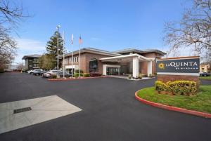 Howard Johnson by Wyndham FullertonAnaheim Conference Cntr