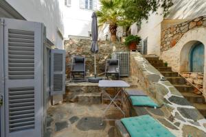 Hydra studio with patio 250 meters up from port