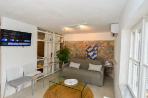 Hydra studio with patio 250 meters up from port