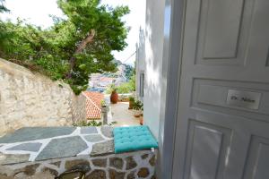 Hydra studio with patio 250 meters up from port