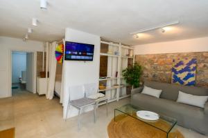 Hydra studio with patio 250 meters up from port