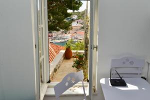 Hydra studio with patio 250 meters up from port