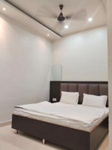 Butterflyi - near Kashi Vishwanath temple - Booking will be confirmed after advance only