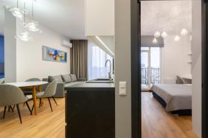 4-166 Yaroslaviv Grad, Bulvarno Kudriavska 17, Kyiv centre, Golden Gate metro nearby, fantastic city view, 15 kW backup power, Petrovdom Apartment