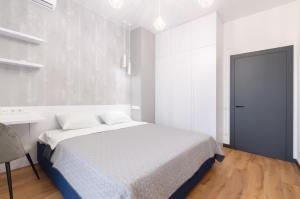 4-166 Yaroslaviv Grad, Bulvarno Kudriavska 17, Kyiv centre, Golden Gate metro nearby, fantastic city view, 15 kW backup power, Petrovdom Apartment