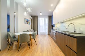 4-166 Yaroslaviv Grad, Bulvarno Kudriavska 17, Kyiv centre, Golden Gate metro nearby, fantastic city view, 15 kW backup power, Petrovdom Apartment