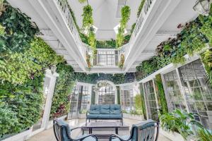 The Modern Castle Canal View Access Rooftop Living Greenhouse VlLLAS