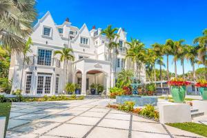 The Modern Castle Canal View Access Rooftop Living Greenhouse VlLLAS