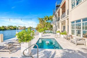 The Modern Castle Canal View Access Rooftop Living Greenhouse VlLLAS