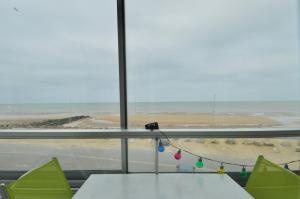 Fenêtre sur mer, loggia vue mer en bord de plage