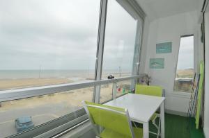 Fenêtre sur mer, loggia vue mer en bord de plage