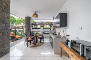 Sunbeji - Large Pool Villa with Terrace near the Beach