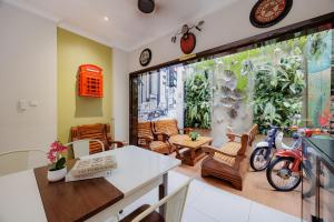RedDoorz Premium near Ragunan Zoo 2