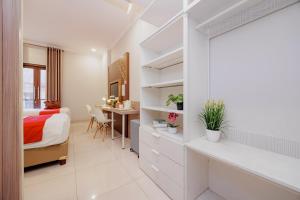 RedDoorz Premium near Ragunan Zoo 2