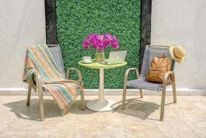 Remote Work Ready 2 Beds I Fast WiFi I 8min Walk Beach I Kitchen I Long Stay Deals 6A