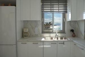 GET Seaside Vibe Apartment Loutraki
