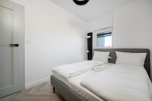 Srebrzyńska Deluxe Apartment by BookingHost