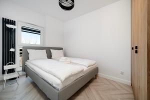 Srebrzyńska Deluxe Apartment by BookingHost