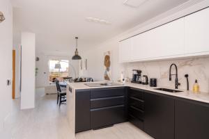 Luxury Penthouse Oasis - Sea View & Terrace
