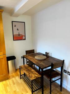 Sleek 2-Bed Pad - Near Mcr City Centre & Parking