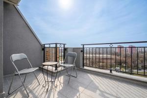 Stylish 2BR w Free Parking near Lokomotiv Stadium