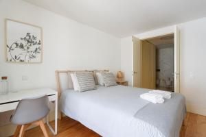 Bedroom in a Modern Apartment in Chiado in a Shared House