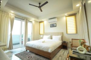 Tranquil 2BR Oasis with Balcony & Bathtub