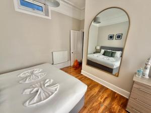 Stylish Two Bedroom Stay with Pool Table - Walk to Beach and Town - Sleeps 5