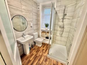 Stylish Two Bedroom Stay with Pool Table - Walk to Beach and Town - Sleeps 5