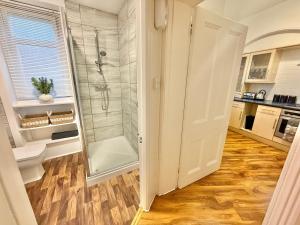 Stylish Two Bedroom Stay with Pool Table - Walk to Beach and Town - Sleeps 5