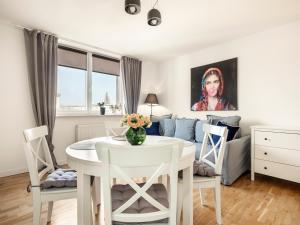 Apartment steps from Wawel Castle by Tyzenhauz