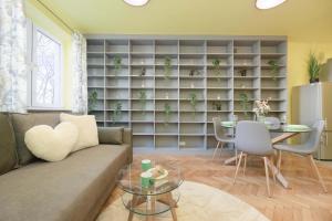 Cozy Apartment with Place for Remote Work Close to the City Center by Noclegi Renters