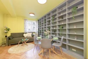 Cozy Apartment with Place for Remote Work Close to the City Center by Noclegi Renters