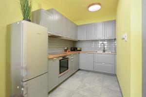 Cozy Apartment with Place for Remote Work Close to the City Center by Noclegi Renters