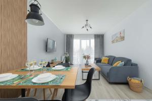Stylowy Apartament z Balkonem Parkingiem oraz Strefą Wellness by Noclegi Renters