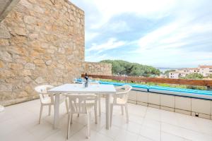 Terrace with Sea View - Pool, Parking and AC