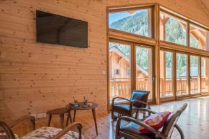 Large chalet for 10 with beautiful garden