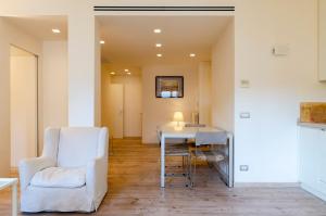 JOIVY Spacious Family Retreat - Two Apartments with Balcony