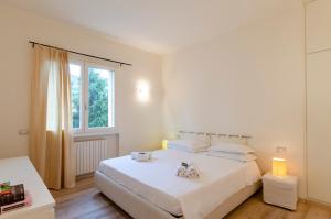 JOIVY Spacious Family Retreat - Two Apartments with Balcony