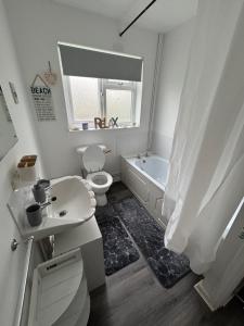 140, Three bed two storey chalet on Bermuda holiday park, Hemsby - Sleeps 6 on a pet free site - entertainment onsite and close by