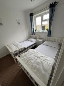 140, Three bed two storey chalet on Bermuda holiday park, Hemsby - Sleeps 6 on a pet free site - entertainment onsite and close by