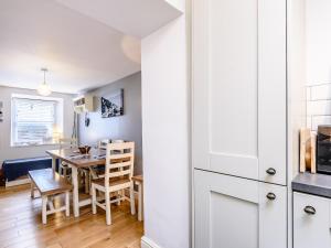 Sunny Shores - Uk32245