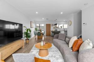 Steps to the Beach Cafes moderm stylish 3BR