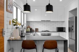 Steps to the Beach Cafes moderm stylish 3BR