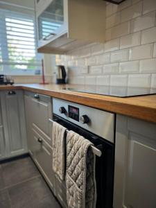 House - Sleeps 6 - Private Garden & Parking
