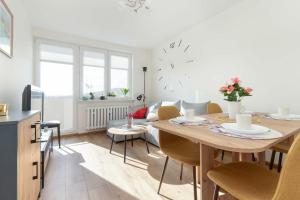 Sloneczny Apartament z Pieknym Widokiem Balkon & Parking by Noclegi Renters
